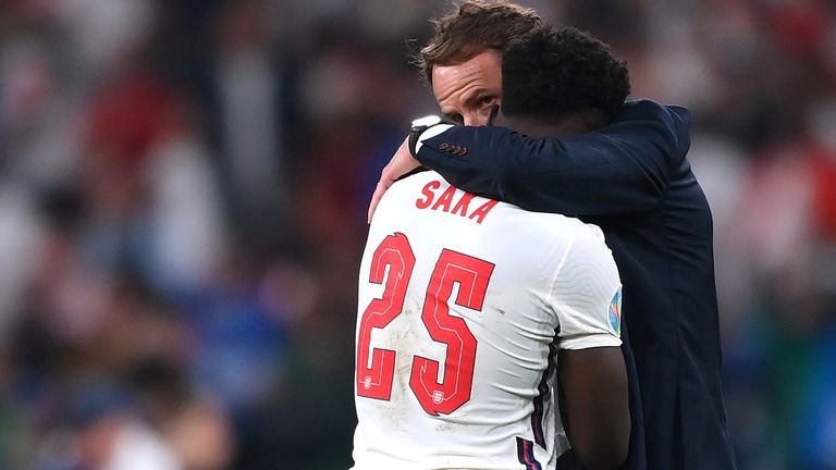 L'Angleterre Bukayo Saka avec le manager Gareth Southgate après le match