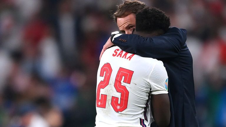 Inglaterra Bukayo Saka con el entrenador Gareth Southgate después del partido