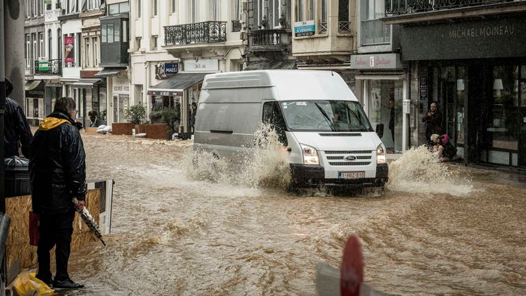 Ein Lastwagen fährt durch eine überflutete Straße im Zentrum eines Spas in Belgien.  Bild: AP / Valentin Bianchi