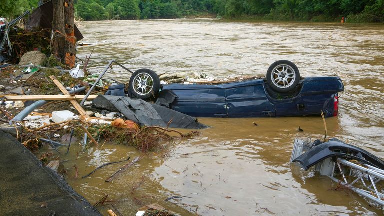 Das Autowrack befindet sich in der Ahr im Dorf im Kreis Ahrwheeler.  Bild: Thomas Frey / Image-Alliance / dpa / AP