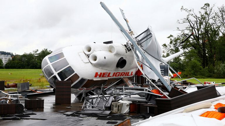 Un hélicoptère Mil Mi-8 désaffecté utilisé comme snack Heligrill est renversé après des orages et des pluies torrentielles, à un poste d'observation d'avions près de l'aéroport de Zurich, à Ruemlang, en Suisse, le 13 juillet 2021. REUTERS / Arnd Wiegmann