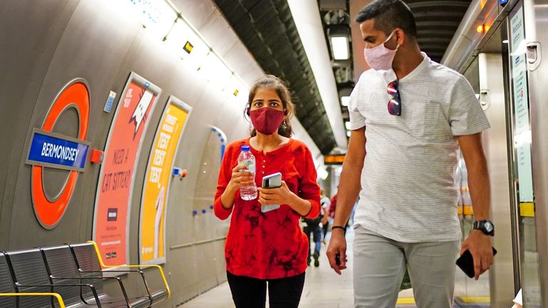 Les masques faciaux ne seront pas une obligation légale dans les transports publics lorsque les restrictions de l'Angleterre prendront fin, a annoncé Boris Johnson