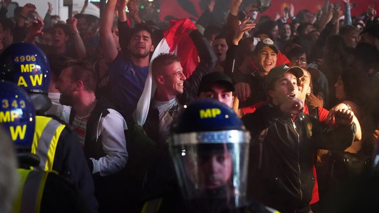 Les fans de la police et de l'Italie dans le centre de Londres après la victoire du pays à l'Euro 2020