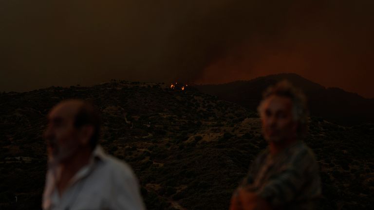 Vue d'un incendie dans la région montagneuse de Larnaca le samedi 3 juillet 2021. Chypre a demandé samedi à d'autres États membres de l'Union européenne d'aider à lutter contre un grand incendie dans une région montagneuse de la nation insulaire de la Méditerranée orientale qu'elle a forcé l'évacuation de au moins trois villages.  (AP Photo / Petros Karadjias)