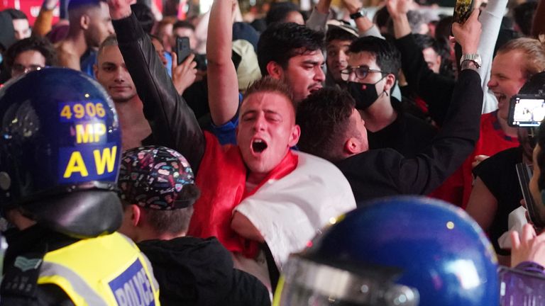 La police et les fans à Piccadilly Circus de Londres après que l'Italie a remporté la finale de l'UEFA Euro 2020 contre l'Angleterre