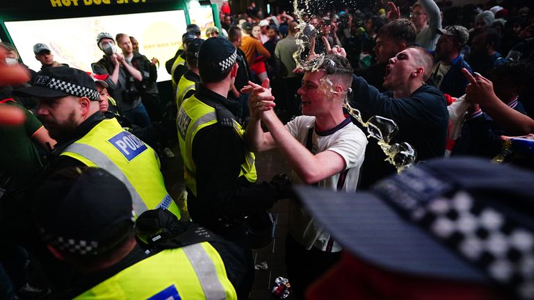 Affrontement de la police avec des fans de football anglais dans le centre de Londres après la finale de l'Euro 2020