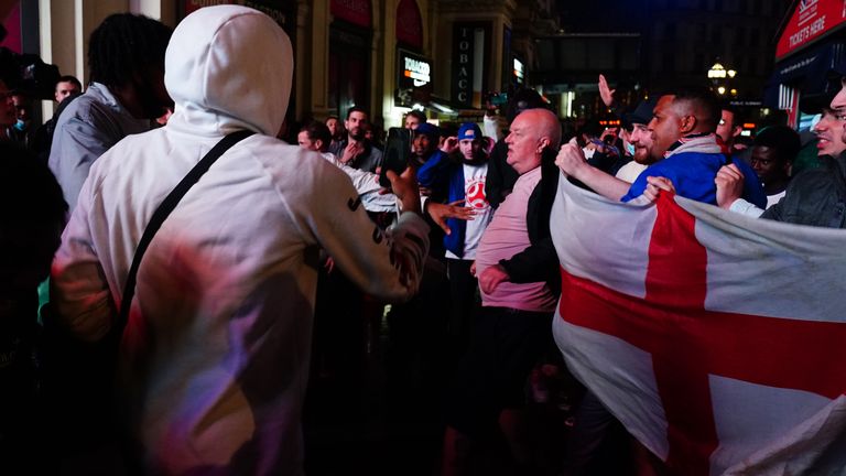 Les fans anglais affrontent les fans italiens dans le centre de Londres