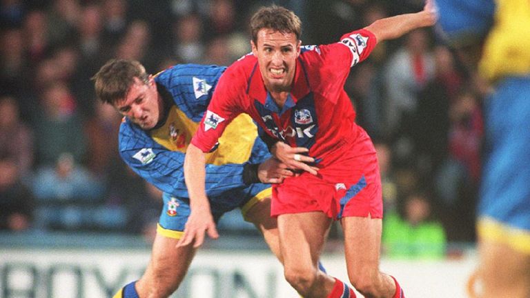 Gareth Southgate (derecha) y Matt Le Tissier desafían el balón durante un partido de la Premier League de 1994