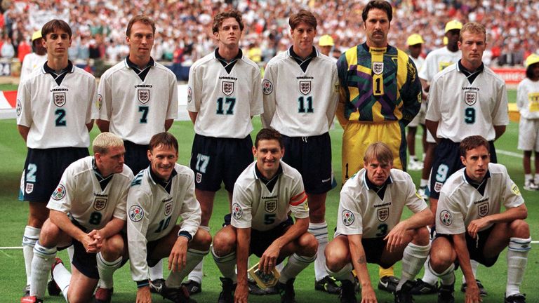 Southgate (abajo a la derecha) se alinea con Inglaterra en la Euro 96