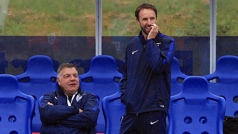 Southgate (derecha) reemplazó a Sam Allardyce, quien había estado a cargo de Inglaterra en solo un partido.