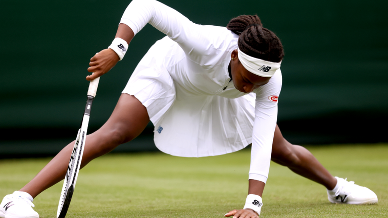 Coco Goff se resbala en el césped durante su primera ronda de damas '  El All England Lawn Tennis and Singles match contra Francisco Jones en el segundo día de Wimbledon Court 2 en el Crocket Club de Wimbledon.  Imagen Fecha: Martes 29 de junio de 2021.