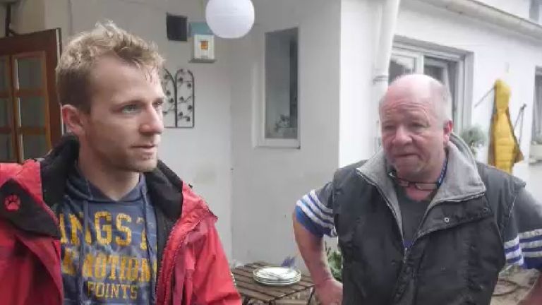 Nils Nettersheim (L), avec son père Bernd, a déclaré qu'ils ne s'attendaient pas à une si grande quantité d'eau