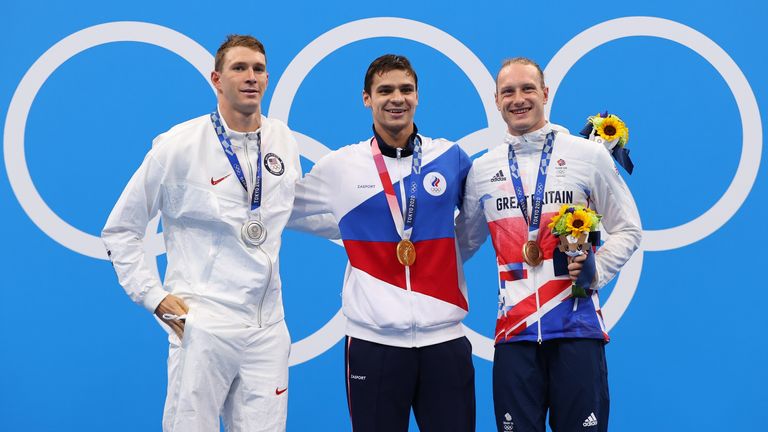 Jeux Olympiques de Tokyo 2020 - Natation - 200 m dos hommes - Cérémonie de remise des médailles - Centre aquatique de Tokyo - Tokyo, Japon - 30 juillet 2021. Evgeny Rylov du Comité olympique russe, Ryan Murphy des États-Unis et Luke Greenbank de Grande-Bretagne posent sur le podium avec respectivement les médailles d'or, d'argent et de bronze REUTERS/Marko Djurica