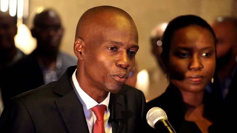 PHOTO DE DOSSIER: Jovenel Moise s'adresse aux médias à côté de sa femme Martine après avoir remporté l'élection présidentielle d'Haïti en 2016 PHOTO DE DOSSIER: Jovenel Moise s'adresse aux médias à côté de sa femme Martine après avoir remporté l'élection présidentielle de 2016, à Port-au-Prince, Haïti.  Photo prise le 28 novembre 2016. REUTERS/Jeanty Junior Augustin/File Photo