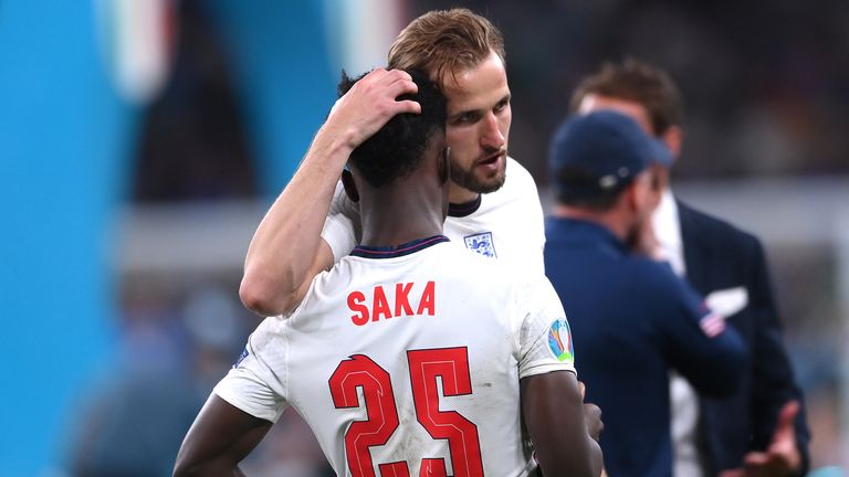 Soccer Football - Euro 2020 - Final - Italy v England - Wembley Stadium, London, Britain - July 11, 2021 England&#39;s Harry Kane with Bukayo Saka after the match Pool via REUTERS/Laurence Griffiths