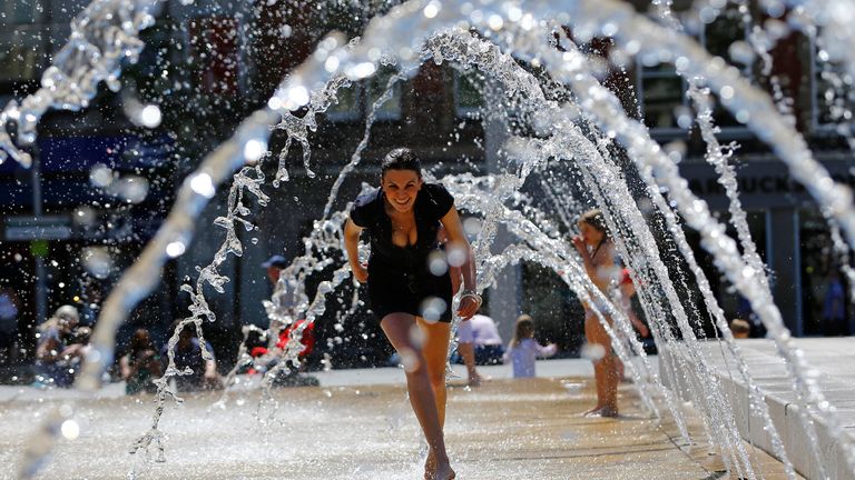 Tatiana Toth runs through a fountain in Nottingham, Britain June 30, 2015. Britain&#39;s Meteorological Office has warned of the possibility of heatwave conditions, with temperatures reaching their highest of the year on Tuesday and Wednesday. REUTERS/Darren Staples