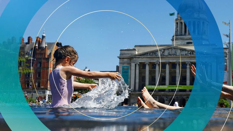 Tatiana and Anneke Toth aged four, play in a fountain in Nottingham, Britain June 30, 2015. Britain&#39;s Meteorological Office has warned of the possibility of heatwave conditions, with temperatures reaching their highest of the year on Tuesday and Wednesday. REUTERS/Darren Staples