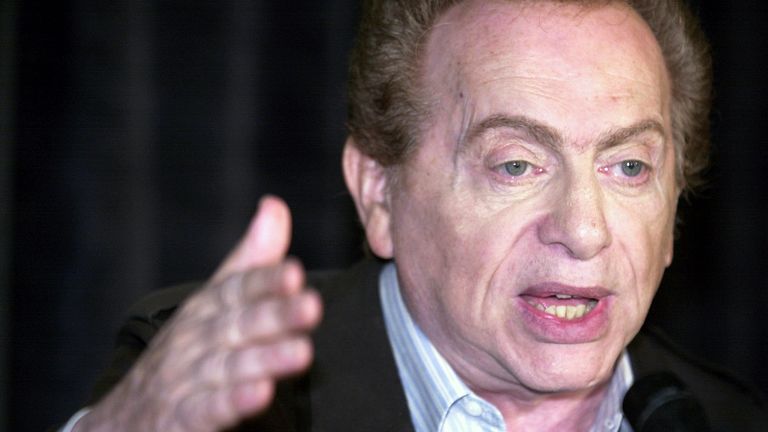 Comic Jackie Mason addresses the media at Zanie&#39;s comedy club in Chicago, Wednesday, Aug 28, 2002, about the clubs decision to cancel comic Ray Hanania&#39;s appearance. Hanania was told hours before the show he couldn&#39;t perform because he is of Palestinian descent, Mason&#39;s manager said. (AP Photo/Stephen J. Carrera)