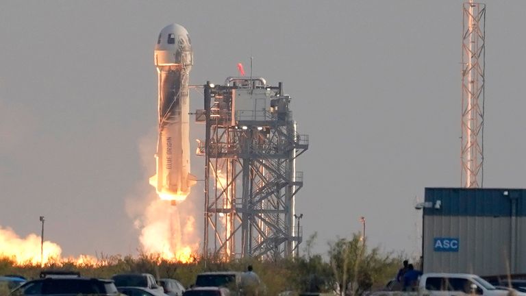 Lancement de la fusée New Shepard de Blue Origin transportant des passagers Jeff Bezos, fondateur d'Amazon et de la société de tourisme spatial Blue Origin, frère Mark Bezos, Oliver Daemen et Wally Funk, depuis son port spatial près de Van Horn, Texas, le mardi 20 juillet 2021 (AP Photo/Tony Gutierrez)