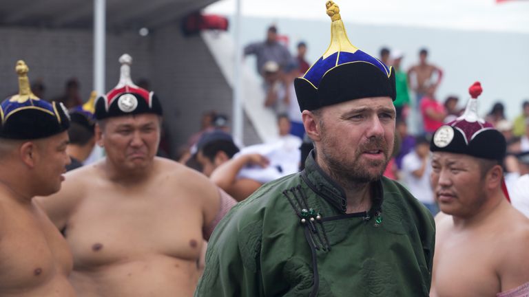 Petualangan tur dunia Karl Pilkington disiarkan di Sky One.  Gambar: Surga