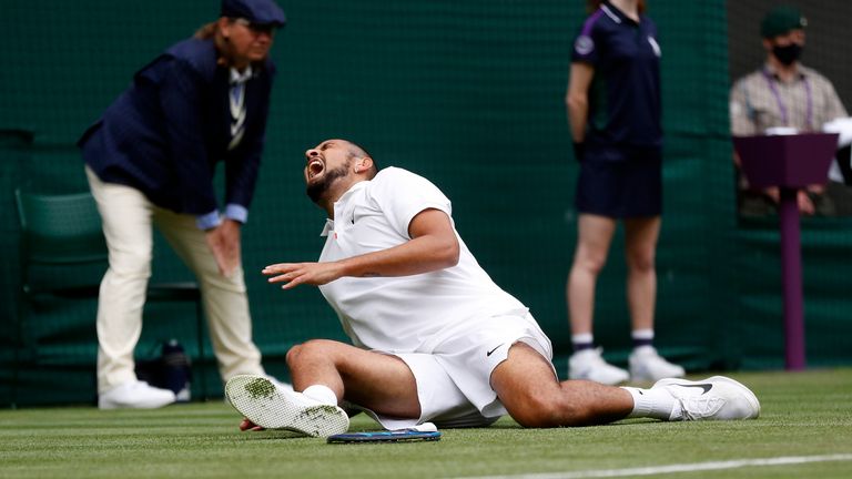 Tenis - Wimbledon - All England Lawn Tennis and Crocket Club, Londres, Gran Bretaña - Nick Kyrgios de Australia cae en partido de primera ronda contra Francia el 30 de junio de 2021 & # 39;  Ugo Humbert REUTERS / Peter Nicholas