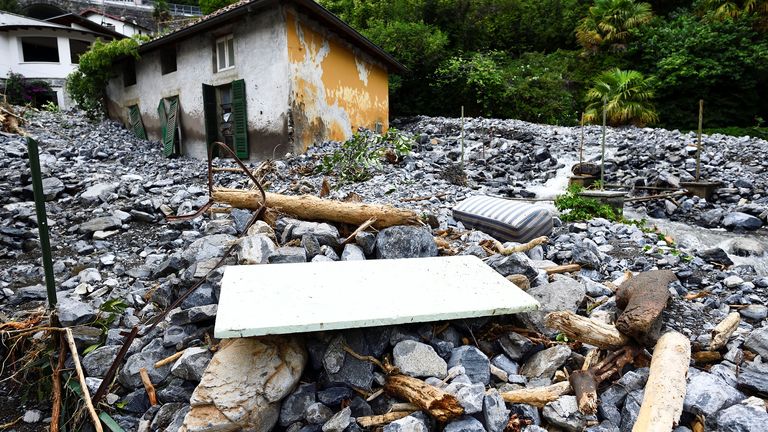 Rumah yang terkena longsor terlihat setelah hujan lebat