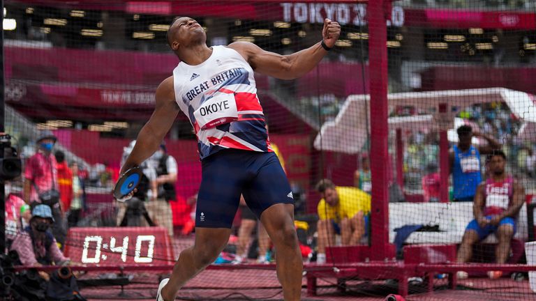 Lawrence Okoye, de Grande-Bretagne, participe à sa série de lancers du disque masculins aux Jeux olympiques d'été de 2020, le vendredi 30 juillet 2021, à Tokyo.  (AP Photo/David J. Phillip)