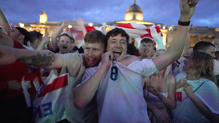 هواداران در میدان ترافالگار لندن جشن می گیرند در حالی که انگلیس در بازی رفت مرحله یک چهارم نهایی Euro2020 اوکراین را 4-0 شکست داد.  تاریخ تصویر: شنبه 3 ژوئیه 2021.