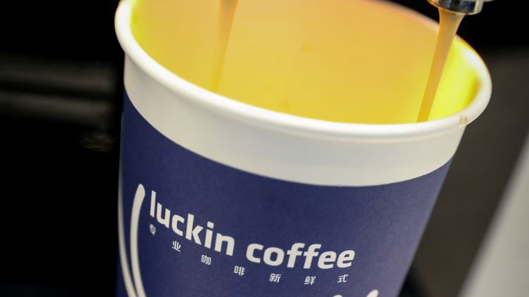 Une tasse de café est versée lors de l'introduction en bourse de Luckin Coffee sur le site du marché Nasdaq à New York, États-Unis, le 17 mai 2019. 