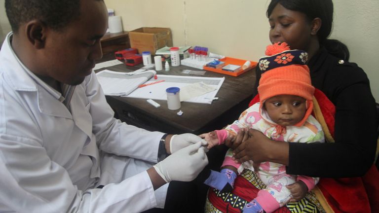 Laut der Weltgesundheitsorganisation (WHO) waren 2019 67 % der malariabedingten Todesfälle auf Kinder zurückzuführen. Bilddatei