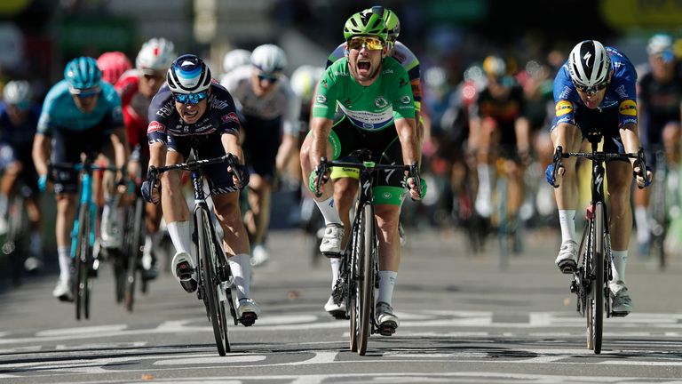 Cyclisme - Tour de France - Étape 13 - Nîmes à Carcassonne - France - 9 juillet 2021 Le coureur britannique Deceuninck–Quick-Step Mark Cavendish portant le maillot vert célèbre alors qu'il franchit la ligne d'arrivée pour remporter l'étape 13 REUTERS/Benoit Tessier