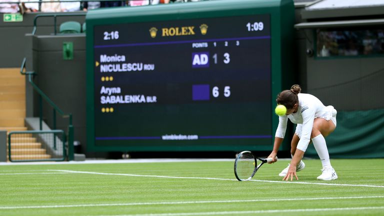 Monica Nichols se deslizó en un partido de individuales contra Arna Sabalenka en la cancha un día en Wimbledon en el All England Lawn Tennis and Cricket Club en Wimbledon.  Imagen Fecha: Lunes 28 de junio de 2021.