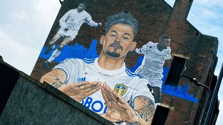 La peinture murale de Kalvin Phillips dans le centre de Leeds qui a été peinte par l'artiste de rue Akse en hiver.  Il figure aux côtés des légendes de Leeds United Lucas Radebe et Albert Johanneson 