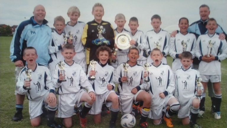 Kalvin Phillips à l'arrière droit avec les entraîneurs Ian Thackray et Paul Hatfield au Wortley FC