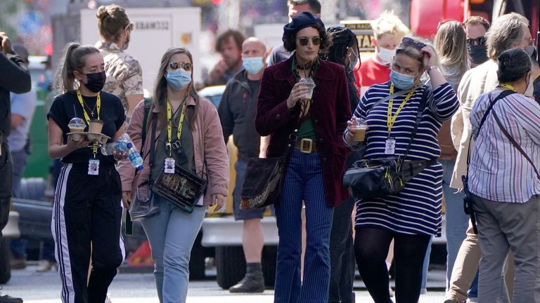 Phoebe Waller-Bridge, topi dan jaket merah, di Glasgow awal pekan ini