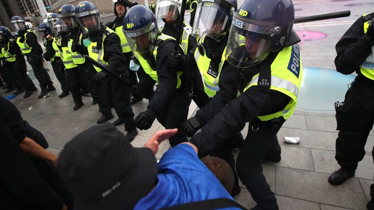 Polizia e tifosi fuori Wembley