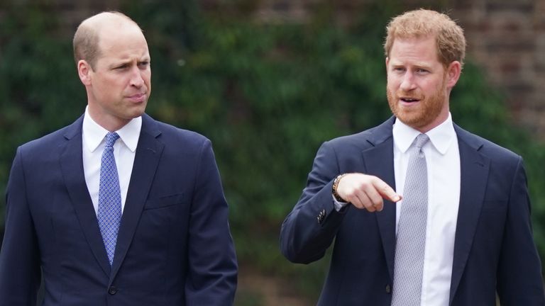 Le duc de Cambridge et le duc de Sussex arrivent pour le dévoilement d'une statue qu'ils ont commandée à leur mère Diana, princesse de Galles, dans le Sunken Garden du Kensington Palace, à Londres, à l'occasion de ce qui aurait été son 60e anniversaire.  Date de la photo : jeudi 1er juillet 2021.