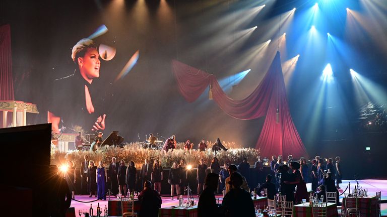 Merah Muda dan Kain & # 39;  n & # 39;  Bone Man tampil bersama Lewisham dan Greenwich NHS Choir di Brit Awards 2021, yang diadakan di O2 Arena di London