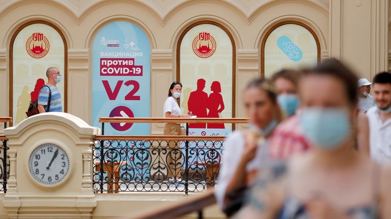 Les gens font la queue pour recevoir le vaccin devant un centre de vaccination dans le centre de Moscou