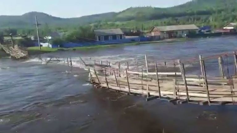 Eine Hängebrücke stürzte ein, als ein Lastwagen während einer schweren Überschwemmung in Ostrussland wegfahren wollte