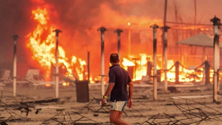 Un feu de forêt ravage une station balnéaire italienne