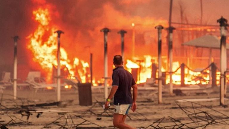 Wildfire rips through Italian beach resort