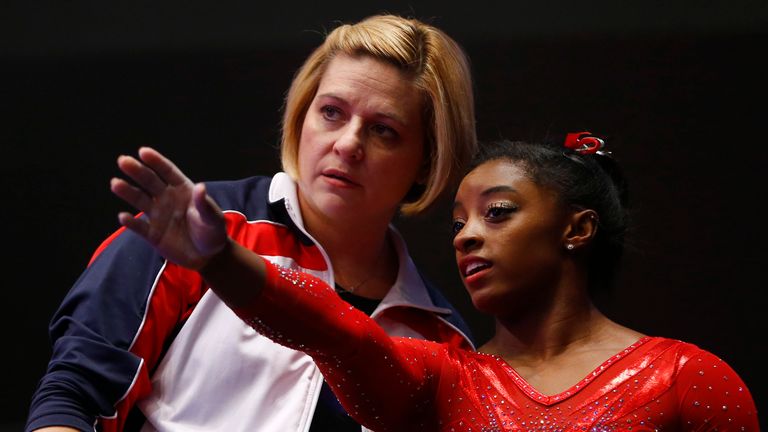 Simone Biles s'entretient avec l'entraîneur Aimee Boorman en 2015. Photo: AP