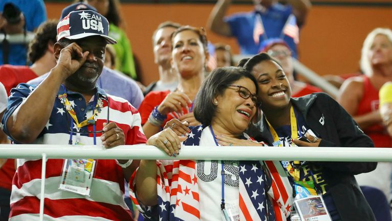 Simone BILes'  parents adoptifs Ron et Nellie et sa soeur Adria