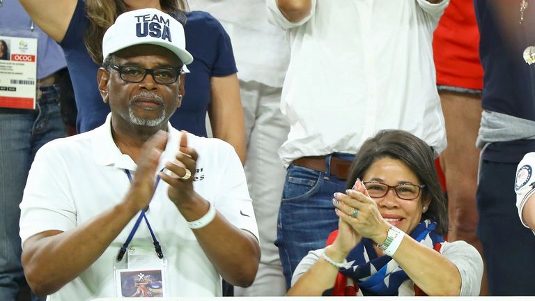 Simone Biles'  les grands-parents Ron et Nellie sont ses parents adoptifs