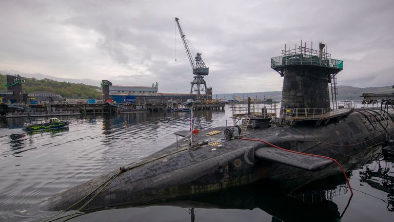 HMS Vigilant در پایگاه دریایی HM Clyde، Faslane، یک زیردریایی کلاس Vanguard حامل بازدارنده هسته‌ای Trident بریتانیا است.  29 آوریل 2019