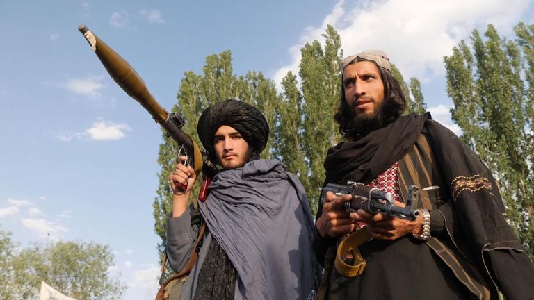 Taliban-Kämpfer beschlagnahmen Ausrüstung und Waffen