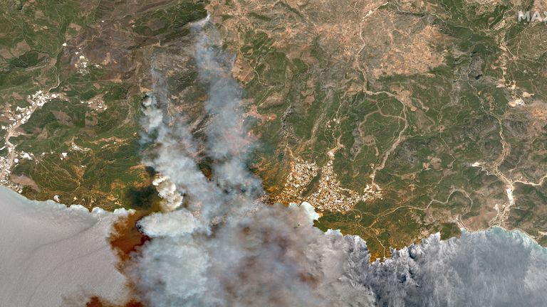 The wildfires in Oymapinar in Turkey. Satellite image ©2021 Maxar Technologies