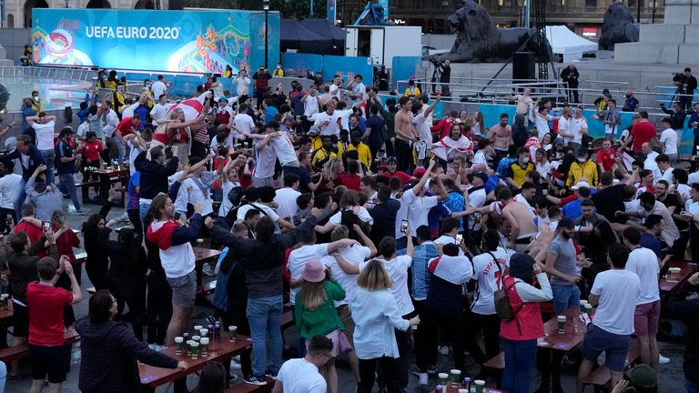 هواداران انگلیس در جریان دیدار برابر اوکراین در میدان ترافالگار جشن می گیرند 