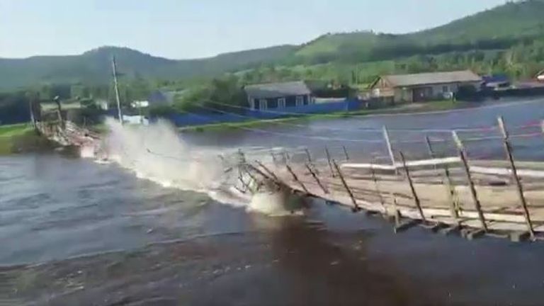 Eine Hängebrücke stürzte ein, als ein Lastwagen während einer schweren Überschwemmung in Ostrussland wegfahren wollte